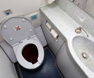 Máy bay hạ cánh đột xuất để hành khách đi toilet ở Ireland