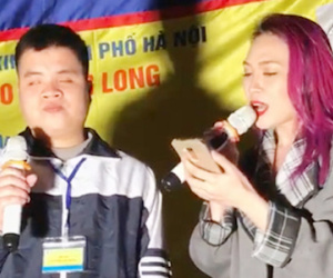 Mỹ Tâm hát cùng chàng trai khiếm thị vào đề thi THPT