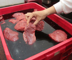 Rùng mình "công nghệ" dùng hóa chất để "biến hóa" thực phẩm đe dọa sức khỏe người dân