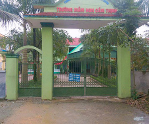 Phụ huynh đồng loạt cho con nghỉ học vì nghi trường mua thịt bẩn