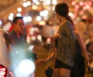 Trấn Thành lái xe chở Hari Won chạy ngược chiều, vi phạm luật giao thông