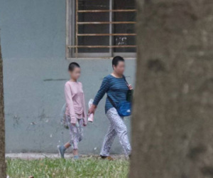 Vụ bé gái 11 tuổi bị mẹ nhốt: Người mẹ hứa cho con đến trường sau khi lạc mất con
