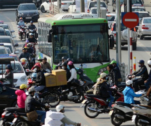 Buýt nhanh BRT bị xe máy "chặn" đầu khi chạy thử nghiệm