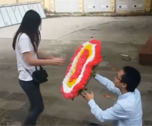 Cô gái tức giận bỏ đi khi được cầu hôn bằng vòng hoa