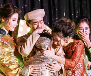 Diễn viên nhí òa khóc vì không được vào xem phim mình đóng