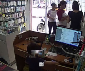 Người đàn bà dạy con 3 tuổi nhét điện thoại ăn trộm vào bỉm