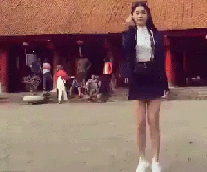 Nóng mắt với "truyền nhân Ngọc Trinh" diện váy ngắn nhảy ở chốn linh thiêng