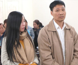 Nữ Việt kiều phạm tội cướp liên tục khóc tại tòa