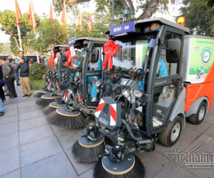 Siêu xe tiền tỷ dọn rác trên đường Hà Nội