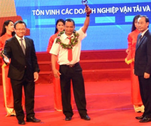 Tài xế nhiều lần trả đồ cho khách được nhận "Vô lăng vàng" đặc biệt