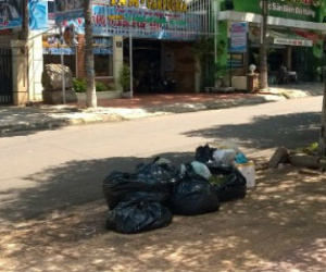 Từ 2017, chị em nào vứt rác ra đường kiểu này có thể bị phạt đến 7 triệu đồng