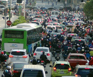 Xe buýt nhanh lăn bánh giờ cao điểm, đường phố ùn tắc nghiêm trọng