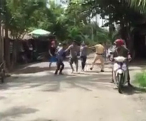 Bị bắt vi phạm giao thông, thanh niên rủ bạn đánh cảnh sát