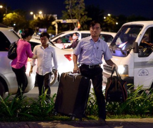 Kẹt xe trầm trọng, khách bỏ taxi đi bộ vào sân bay