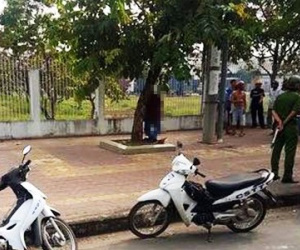 Người đàn ông tử vong trong tư thế treo cổ, chân chạm đất