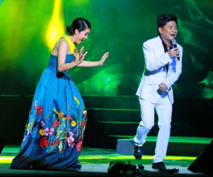 Thu Phương làm rơi micro trong show Phó Đức Phương