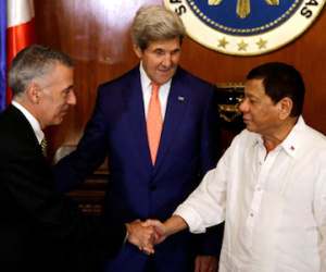 Tổng thống Philippines cáo buộc các đại sứ Mỹ là "gián điệp"