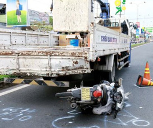 Tông vào xe thi công đèn đường, một thanh niên tử vong
