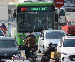 Xe buýt nhanh ngày đầu thử nghiệm: Chạy êm, bị lấn làn