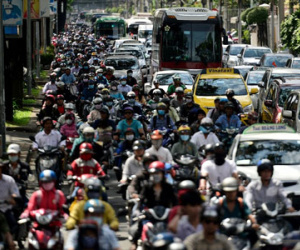 Xe cộ kẹt cứng giữa trưa ngày cuối năm ở Sài Gòn
