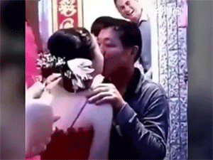 Bố chồng vô tư hôn con dâu để thắng tiền cược của khách