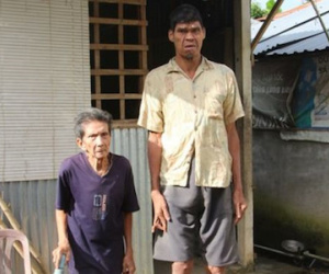 "Dị nhân" chân đất cao 2m18, nặng gần 100 kg độc nhất miền Tây