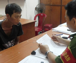 Bắt quả tang kẻ dùng kim tiêm “xin đểu” tại trạm xe buýt