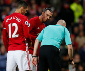 CĐV Man Utd trút giận lên trọng tài vì từ chối bàn của Ibrahimovic