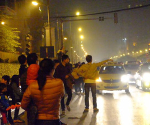 Hà Nội: Chờ cả tiếng đồng hồ vẫn không gọi được taxi về nhà sau đêm giao thừa