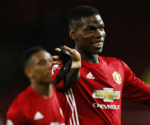 Man Utd ngược dòng thần tốc, Pogba tặng quà cho Ferguson
