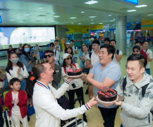 Mr. Đàm tổ chức sinh nhật cho Dương Triệu Vũ ở sân bay
