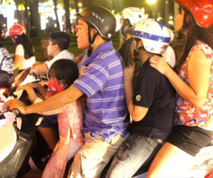 Người Sài Gòn bất chấp chở nhau "quá tải" đi đón năm mới 2017