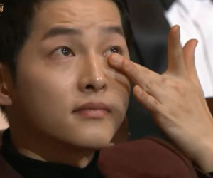 Song Joong Ki bật khóc khi thấy Park Bo Gum giành giải tại KBS Drama Awards