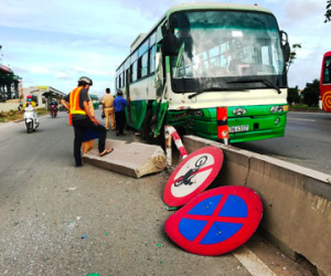 Xe buýt tông vào dải phân cách, hành khách khóc thét