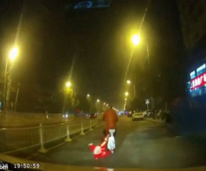 Bé gái 2 tuổi suýt mất mạng vì ngã từ xe đạp điện xuống đất