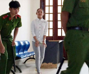Cô gái đi xe máy bị bắt do đụng ôtô?