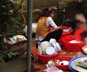 Dâu mới chưa kịp tháo vương miện cài đầu đã phải xắn tay rửa đống bát đũa chất chồng