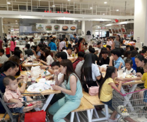 Đổ xô sắm Tết ngày cuối kỳ nghỉ lễ ở Sài Gòn, Hà Nội