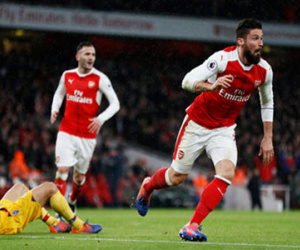 Giroud ghi bàn kiểu bọ cạp trong chiến thắng của Arsenal