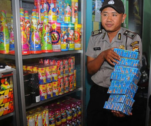 Indonesia: Nhà giám đốc cảnh sát cháy vì pháo năm mới