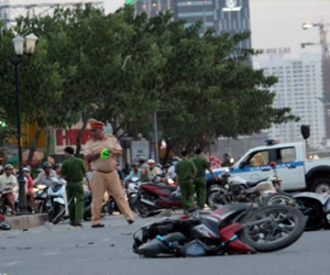 Kinh hoàng ôtô tông 8 xe máy ở Sài Gòn, nhiều người bị thương nặng