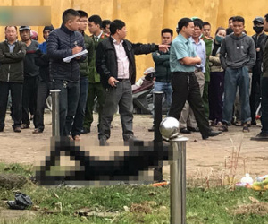 Người đàn ông chết cháy, thi thể buộc chặt vào cột cạnh sân vận động Vinh