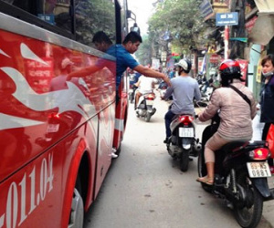 Nhiều nhà xe vẫn "vợt" khách ở tuyến đường xuyên tâm Hà Nội