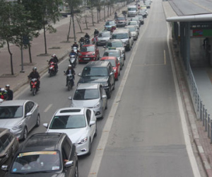 Ôtô xếp hàng dài nhường đường xe buýt nhanh