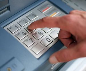 Rút tiền ở máy ATM, tài khoản bị trừ 3 lần vẫn không nhận được tiền