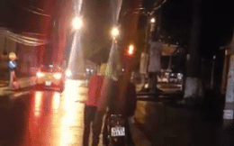 "Soái ca" để bạn gái ngồi trên yên xe rồi dắt bộ suốt 1 km dưới mưa