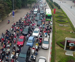 Buýt nhanh BRT bị vây hãm tứ phía ngày đầu đi làm