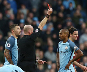Fernandinho nhận 3 thẻ đỏ sau nửa mùa giải