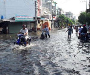 Hình ảnh người Sài Gòn một ngày vật lộn với ngập lụt