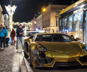 Lamborghini Aventador dán chrome vàng bẹp đầu do va chạm